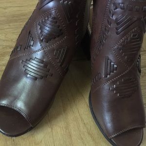 Trendy Baretrap leather booties